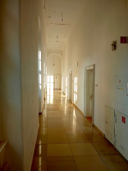 File:Blauer Hof corridor.jpg