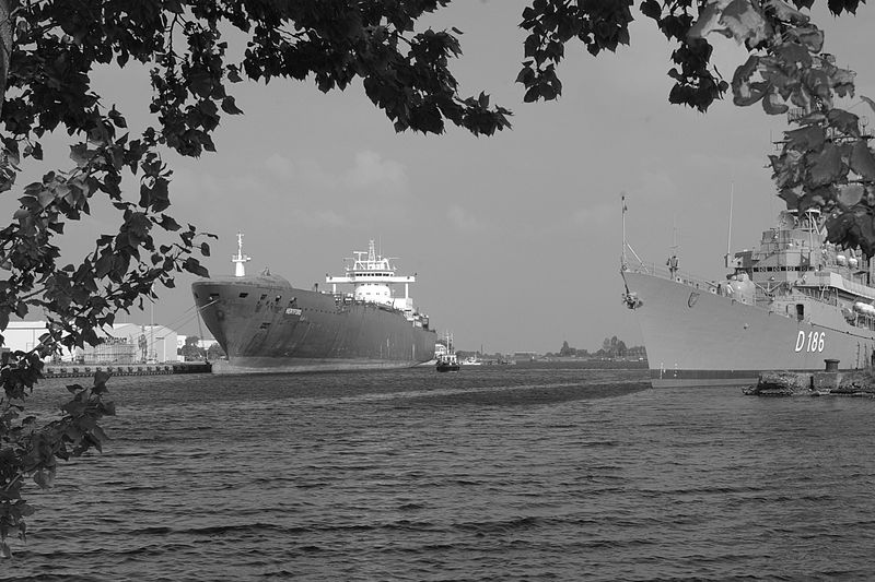 File:Blick auf den Zwischenhafen, Wilhelmshaven.jpg