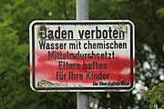 Baden verboten. Wasser mit chemischen Mitteln durchsetzt. Eltern haften für Ihre [FEHLER; korrekt: ihre] Kinder. Der Oberstadtdirektor.