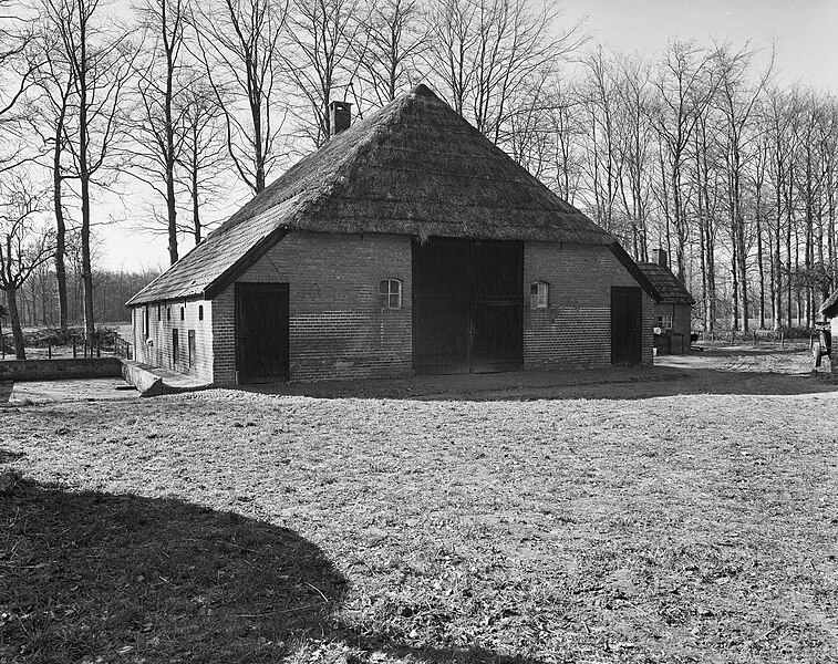 File:Boerderij op het landgoed, achtergevel - Heino - 20107169 - RCE.jpg