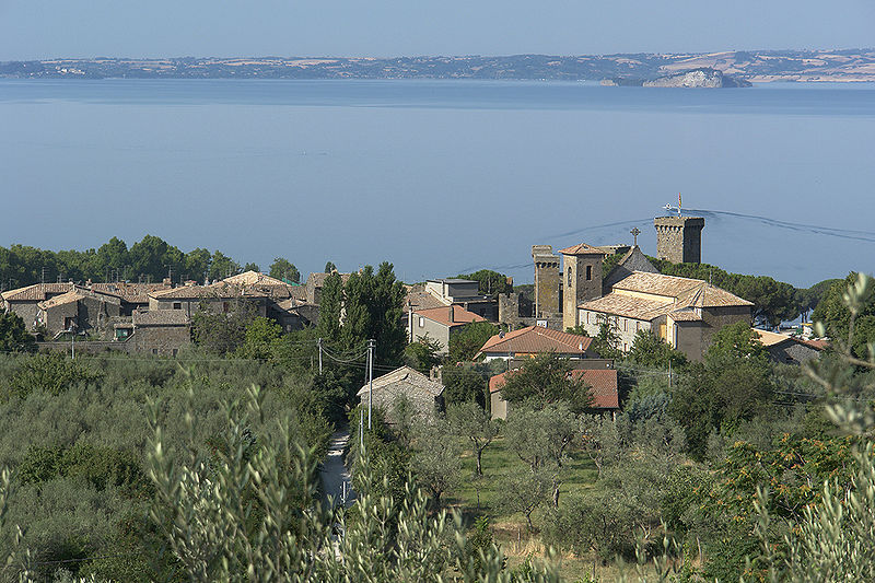 File:Bolsena und see von oben.jpg