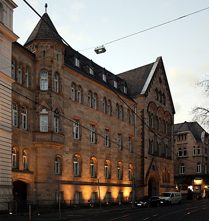 So kommt man zu Amtsgericht Bonn mit den Öffentlichen - Mehr zum Ort Hier