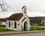 Čeština: Pseudogotická kaple sv. Jana Nepomuckého z roku 1916 na návsi v Záhorčicích (Boršov nad Vltavou) v okrese České Budějovice, Jihočeský kraj. English: Chapel of John of Nepomuk built in 1916 in the village of Záhorčice, part of the municipality of Boršov nad Vltavou, South Bohemian Region, Czech Republic.