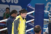 Deutsch: Boxen bei den Olympischen Jugendspielen 2018 Tag 12, 18. Oktober 2018 - Medaillenzeremonie im Leichtgewicht der Mädchen - Gold: Caroline Sara DuBois (Großbritannien), Silber: Porntip Buapa (Thailand), Bronze: Oriana Saputo (Argentinien); Medaillenübergabe durch Habu Gumel (IOC, Nigeria), Geschenkübergabe durch Raymond Silvas (USA, AIBA). English: Boxing at the 2018 Summer Youth Olympics on 18 October 2018 – Girl's Lightweight Medal Ceremony - Gold: Caroline Sara DuBois (Great Britain), Silver: Porntip Buapa (Thailand), Bronze: Oriana Saputo (Argentina); Medal handover by Habu Gumel (IOC, Nigeria), Gift presented by Raymond Silvas (USA, AIBA). Español: Boxeo en los Juegos Olímpicos Juveniles de Verano de 2018 en 18 de octubre de 2018 - Ceremonia de la Medalla de peso ligero para niñas - Oro: Caroline Sara DuBois (Gran Bretaña), Plata: Porntip Buapa (Thailand), Bronce: Oriana Saputo (Argentina); Entrega de medallas por Habu Gumel (COI, Nigeria), Regalo presentado por Raymond Silvas (EE. UU., AIBA).