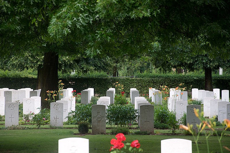 File:British WWII cemetery in Milan.jpg