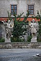 Čeština: Brno, sochy andělů na dvoře minoritského kláštera. English: Brno, Czech Republic. Statues of angels at Monastery of Minorits. Deutsch: Brno (Brünn), Tschechien. Engelstatuen im Hof des Minoritenklosters.