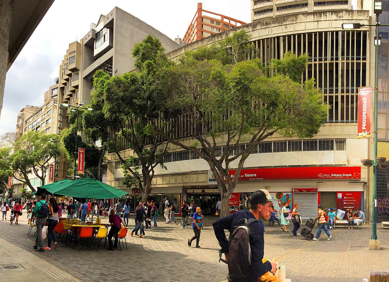 Bulevar de Sabana Grande Caracas Venezuela 2018 Edificio Banco Metropolitano y Edificio 3H 2.jpg