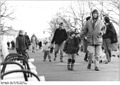 Bundesarchiv Bild 183-1989-1225-005, Berlin, Unter den Linden, Westberliner Besucher.jpg