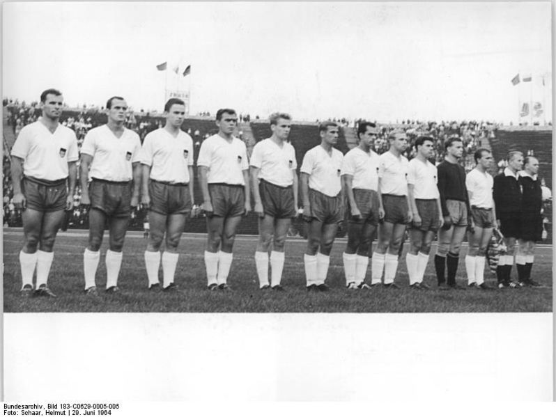 File:Bundesarchiv Bild 183-C0629-0005-005, Warschau, DDR - UdSSR 4-1, DDR-Nationalmannschaft.jpg