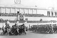 Trabalhadores do RAD marchando durante um desfile, em 1937. Pouco antes da guerra começar, em 1939, cerca de 350 mil alemães serviam no Reichsarbeitsdienst.