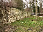 Außenmauer mit steinernen Abflussrinnen der Burg Empne als Teil der Stadtmauer