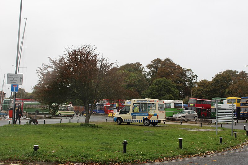 File:Buses at Newport Quay during Isle of Wight Beer & Buses Weekend 2016 2.jpg