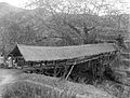 Jembatan beratap di Alahan Panjang, Solok, Sumatera Barat sekitar tahun 1929