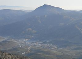 Campillo de Arenas visto desde el cerro de la Marceral, al fondo la sierra de Alta Coloma.