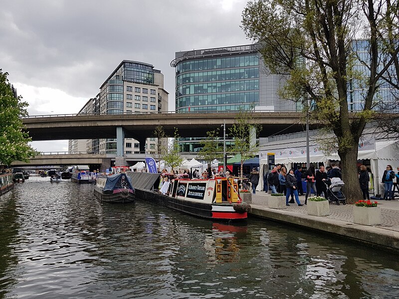 File:Canal and Westway - geograph.org.uk - 6150028.jpg