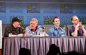 Johnston, Kevin Feige y el elenco de Capitán América: El primer vengador en la Convención Internacional de Cómics de San Diego de 2010.