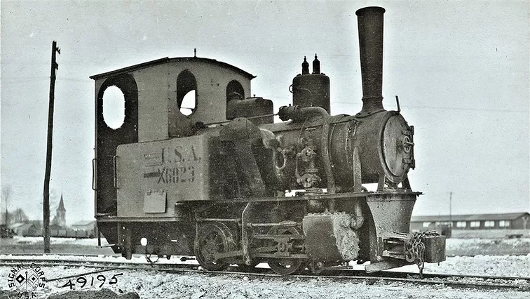 Datei:Captured German Orenstein & Koppel 0-4-0 Locomotive at Abainville, France, re-numbered by the Americans as engine No X6023 (NARA111-SC-49195).webp