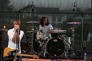 Cartel actuando en 2008 con su formación original (se muestran Kevin Sanders en la batería y Will Pugh en la voz)