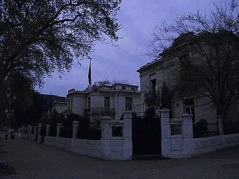 File:Casona de la Avenida República, Santiago..jpg