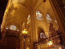 Stained glass windows Catedral de Toledo Interior.JPG