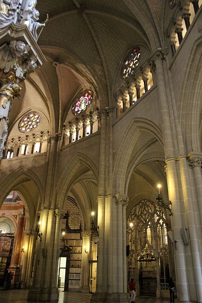 File:Catedral de Toledo girola 02.JPG