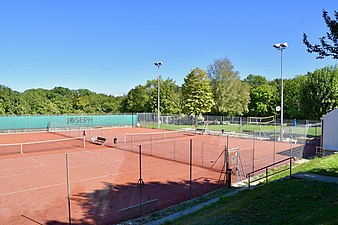 Les courts extérieurs de tennis du centre sportif et de loisirs des châtaigniers.