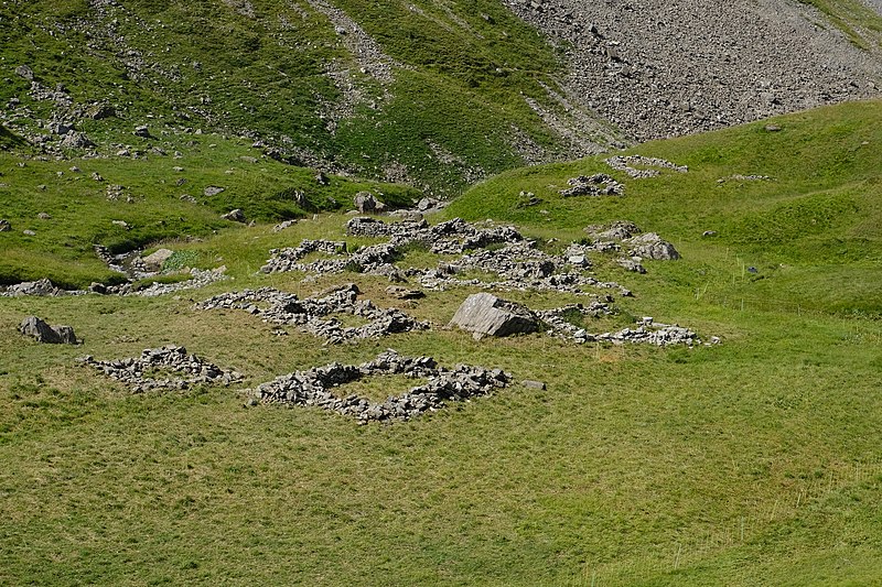 File:Chalets en ruine @ Cabane Maury @ Combe des Fours (51008831236).jpg