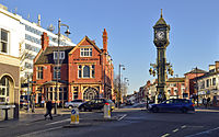 Chamberlain Clock and the Rose Villa Tavern, zargarlik buyumlari kvartirasi, Birmingem UK.jpg