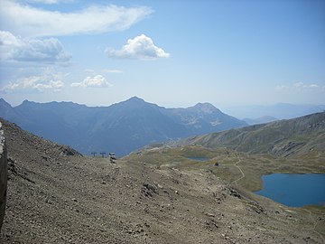 Vue depuis le col sur la vallée du Champsaur ; au fond, les Autanes, devant, le lac des Estaris.