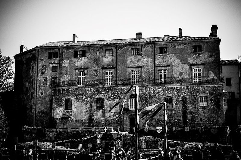 File:Chateau Peyrolles en Provence 1.jpg