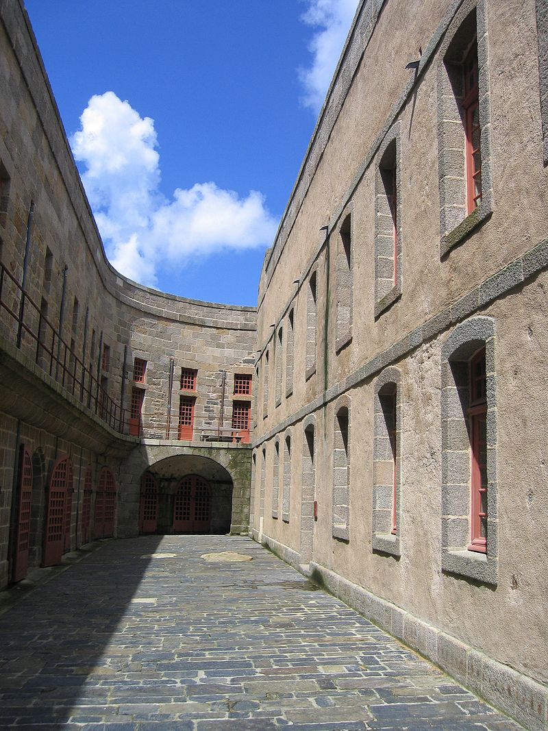 Architecture militaire - Château du Taureau (Bretagne) 800px-Chateau_du_Taureau_23