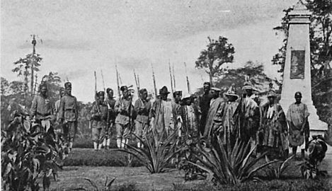 « Chefs Dahoméens faisant, sur l'ordre du gouverneur général, amende honorable au monument de l'administrateur Cait, assassiné à Sakété » (1912)