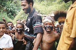 ילדים מתלבשים ל"סינג-סינג", טקס שמטרתו מפגש בין שבטים שונים ושיתוף תרבויות ומסורות, בינגיסה, פפואה גינאה החדשה.