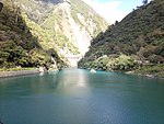 堤頂からの水庫の景観