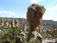 Roca balanceada en Punto de Rocas en el condado de Cochise, Arizona