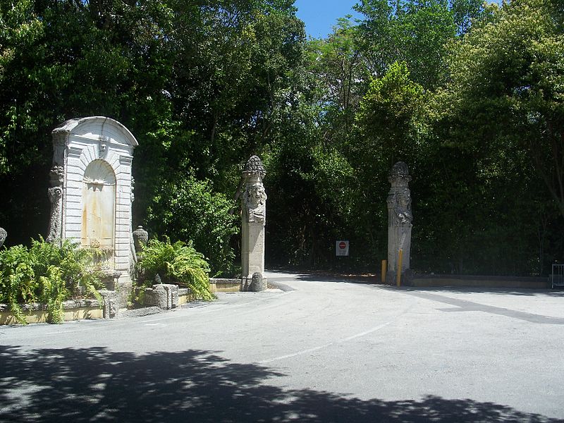 File:Coco Grove FL Vizcaya before tickets01.jpg