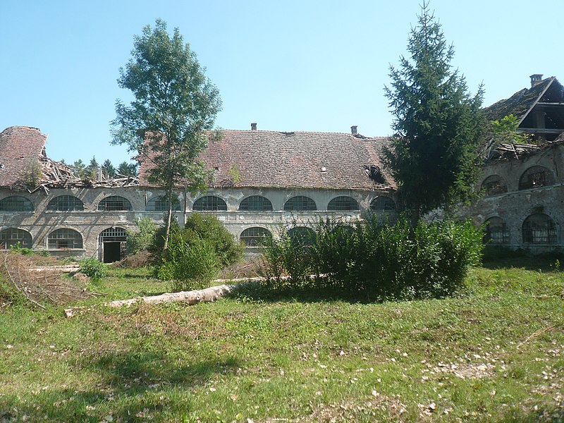 File:Court at former Stara Gradiska Prison.jpg