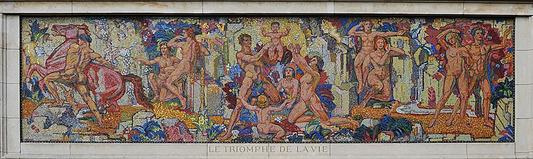 ラ・ショー＝ド＝フォンの火葬場の南面ファサードのモザイク画「人生の勝利(Le triomphe de la vie)」（1923年）
