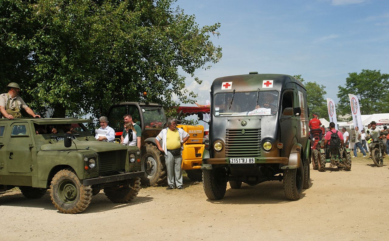 Renault 2087 Schooner 4x4 1280px-Croix_Rouge_-_Flickr_-_besopha