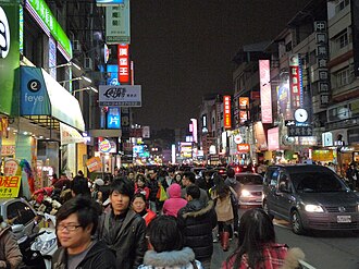 Fengjia Night Market Crowds on Fuxing Road 20120417 night.jpg