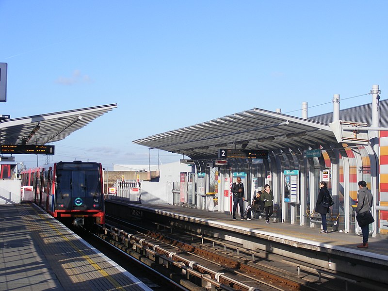 File:DLR train, Gallions Reach.jpg