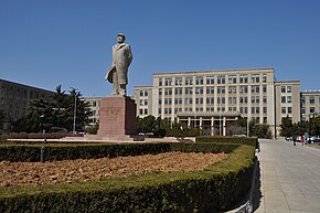 Памятник первому председателю КНР Мао Цзэдуну перед зданием Даляньского технологического университета