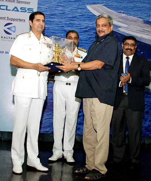 File:Defence Minister Manohar Parrikar being felicitated by Admiral RK Dhowan.jpg