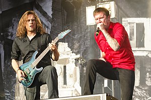 O guitarrista Maik Weichert e o vocalista Marcus Bischoff se apresentam no Deichbrand 2014