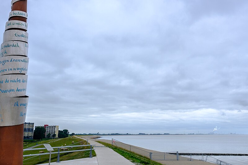 File:Delfzijl - dijk ten noorden Delfzijl-Noord.jpg