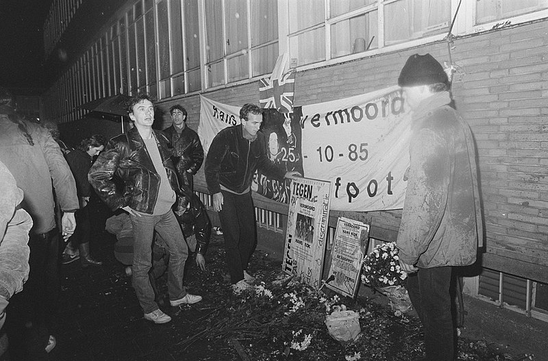 File:Demonstranten herdenken het feit dat Hans Kok 1 jaar geleden in politiecel overl, Bestanddeelnr 933-7968.jpg