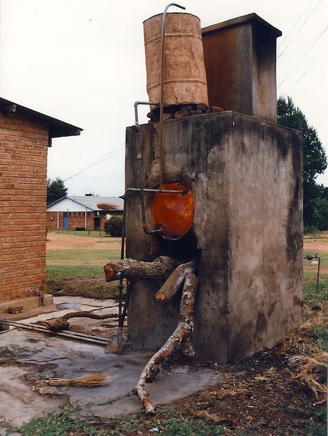 https://upload.wikimedia.org/wikipedia/commons/thumb/1/14/Donkey_boiler%2C_Malawi.jpg/640px-Donkey_boiler%2C_Malawi.jpg