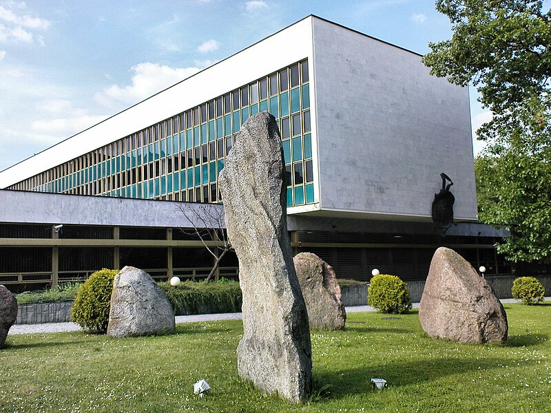 File:Dziedziniec Biblioteki Narodowej - Krąg megalityczny - 09.jpg