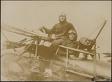 Een succesvolle Duitsche vliegenier Sergeant-majoor Gottfried Ehmann (aan de , Bestanddeelnr 158-2885.jpg