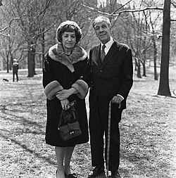 Elsa Millan junto a Jorge Luis Borges.jpg